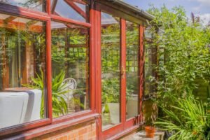 De beste materialene for å bygge en utestue som varer